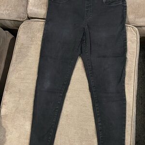 Black Jeggings with Slim Fit and Smooth Texture